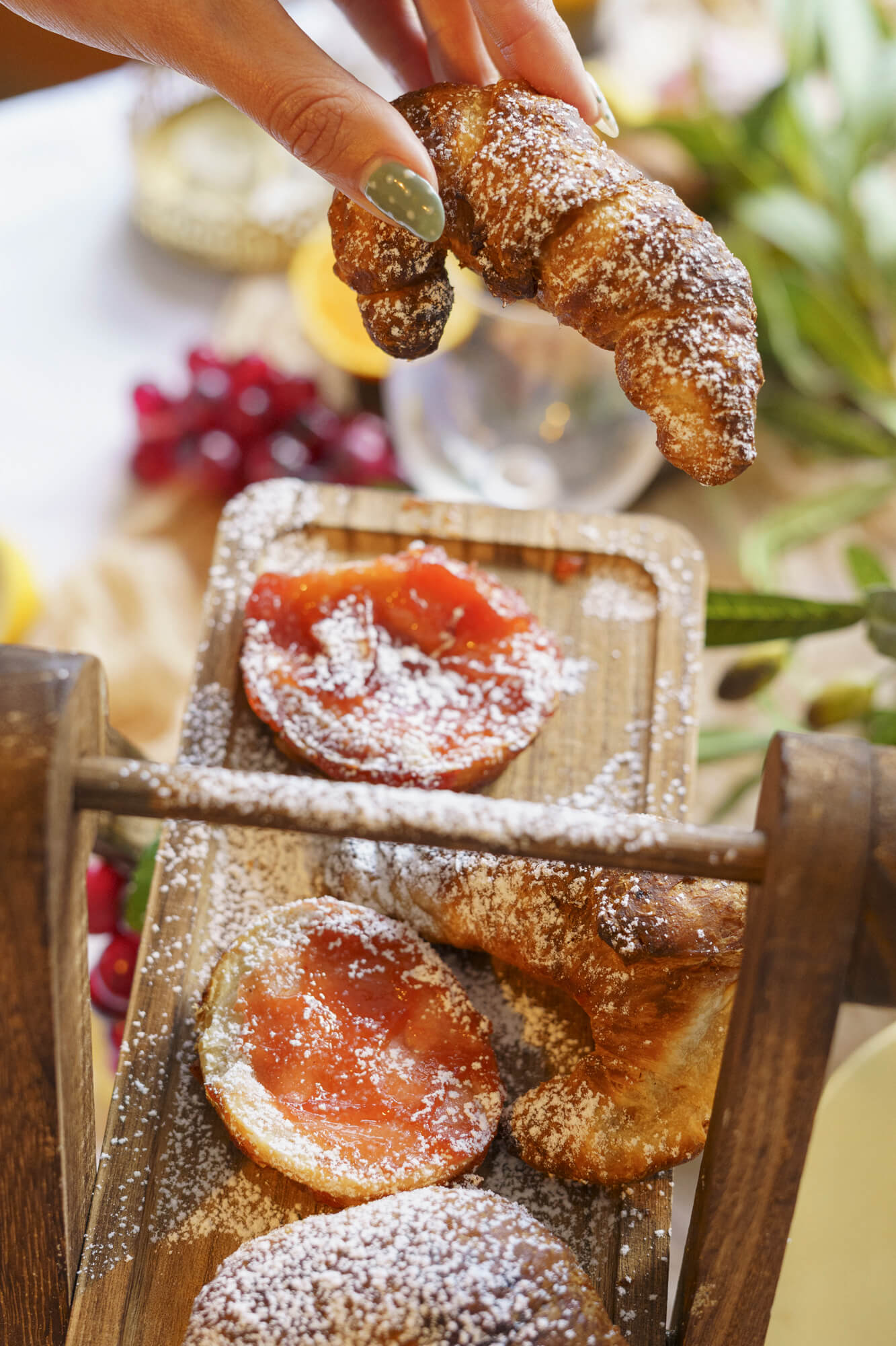 Bollería artesanal, croissants y dulces en torre de madera